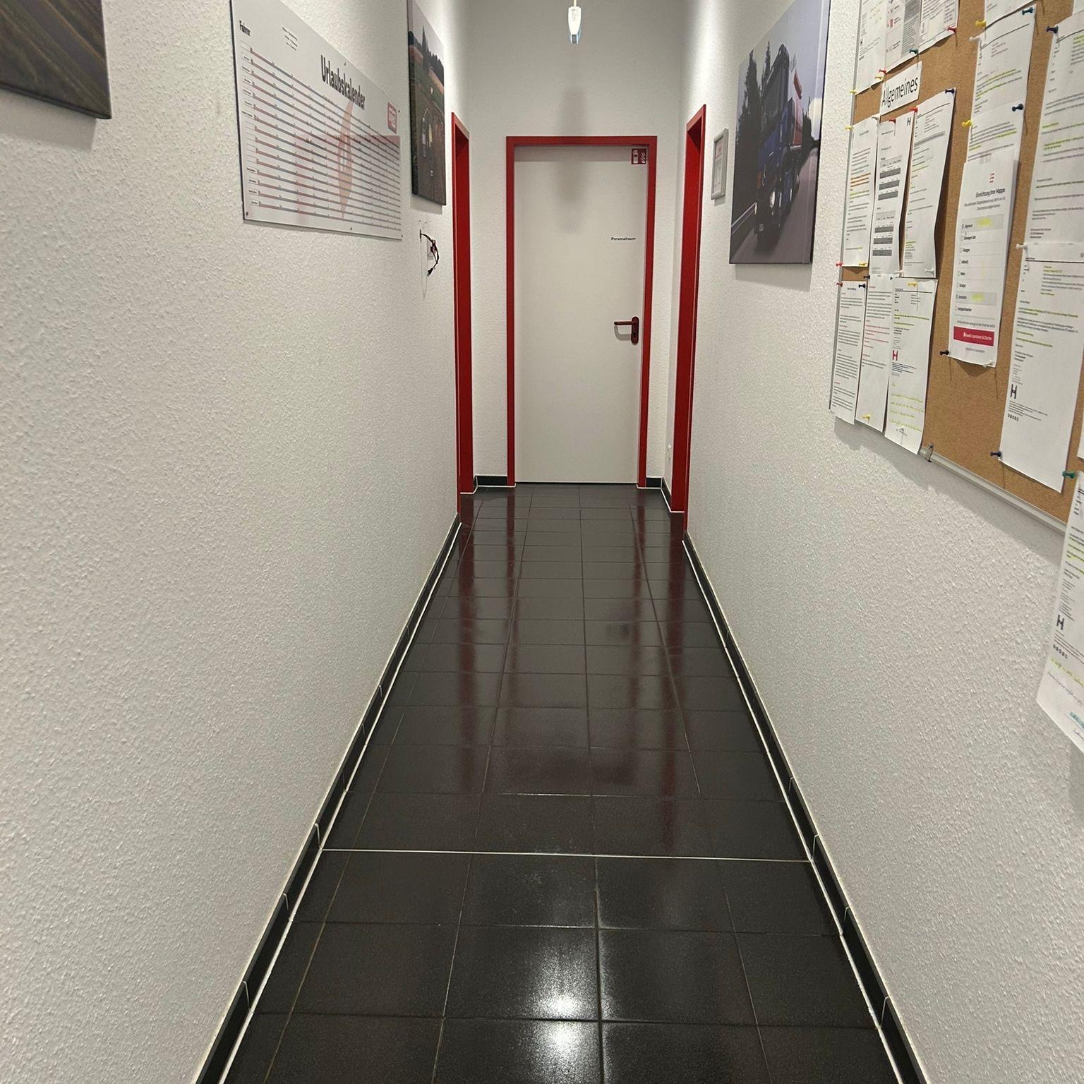 Werkstatt-Flur nach Reinigung